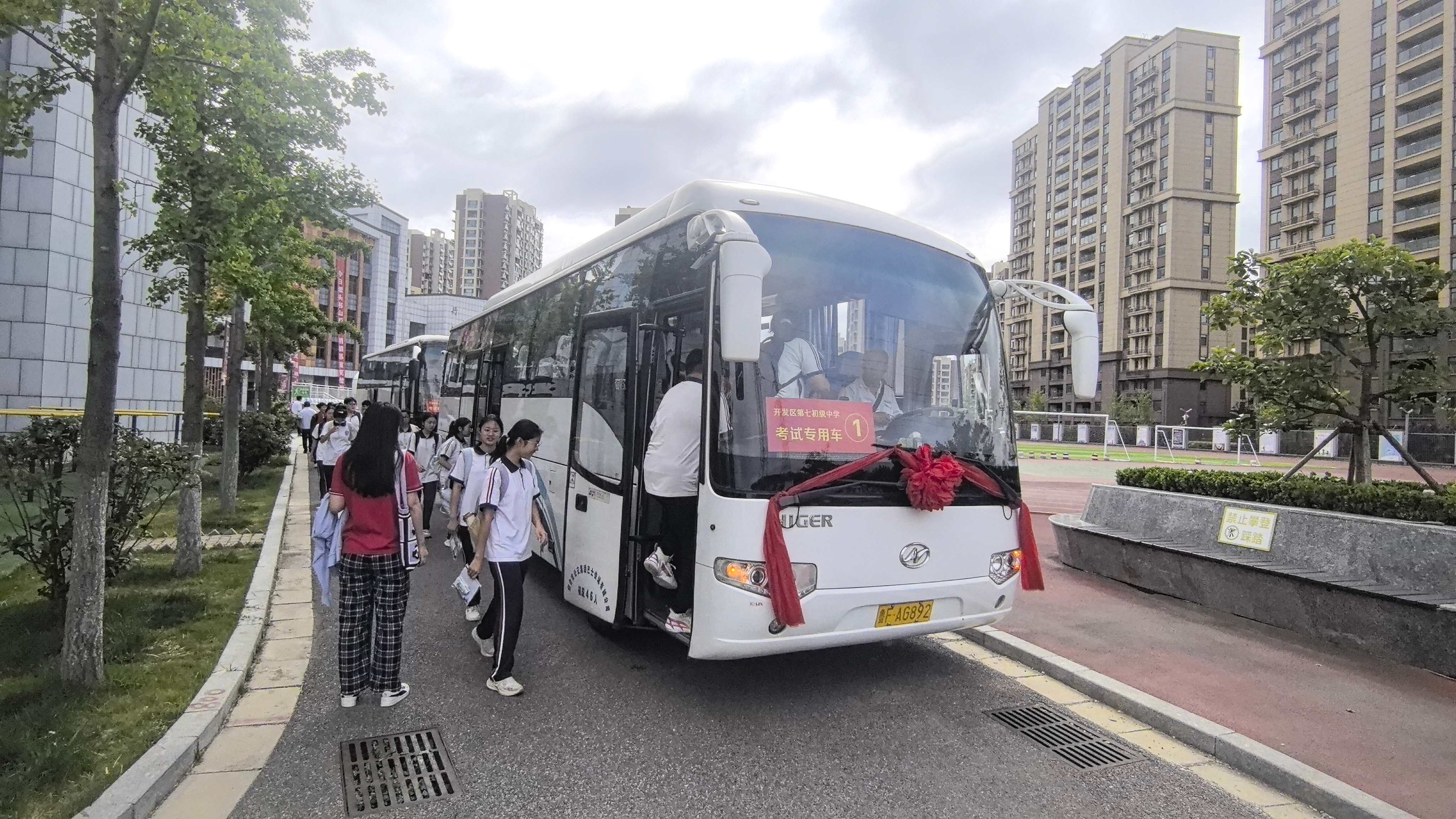 風(fēng)雨無阻踐初心 錦旗為證暖人心——黃渤海新區(qū)第七中學(xué)向巴士快運公司送致謝錦旗