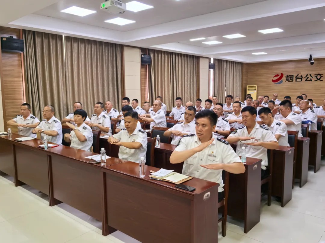 公交駕駛員學(xué)雙語，服務(wù)升級暖人心 煙臺公交集團(tuán)開展品牌線路駕駛員英語、手語專項培訓(xùn)